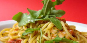 Спагетти с рукколой, креветками и лимоном