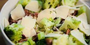 Теплый салат из брокколи с пармезаном