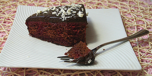 Шоколадный торт с вишнёвой прослойкой