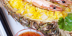Ананас, фаршированный рисом с креветками