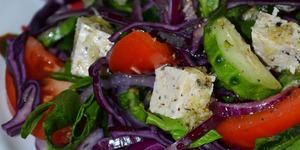 Салат с овощами, шпинатом и тофу