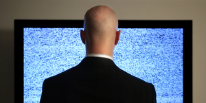 лысый мужик перед телевизором