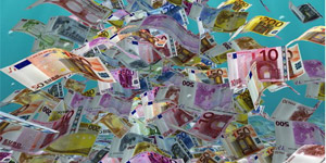 Сбережения: евро выиграл июль