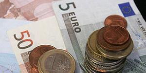 Курс евро к доллару рекордно упал