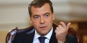 Медведев меняет закон об ОСАГО
