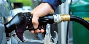 В России теперь самые дешевые бензин и машины