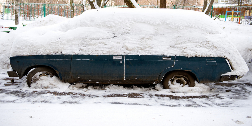 Как избавиться от снега на машине без щетки