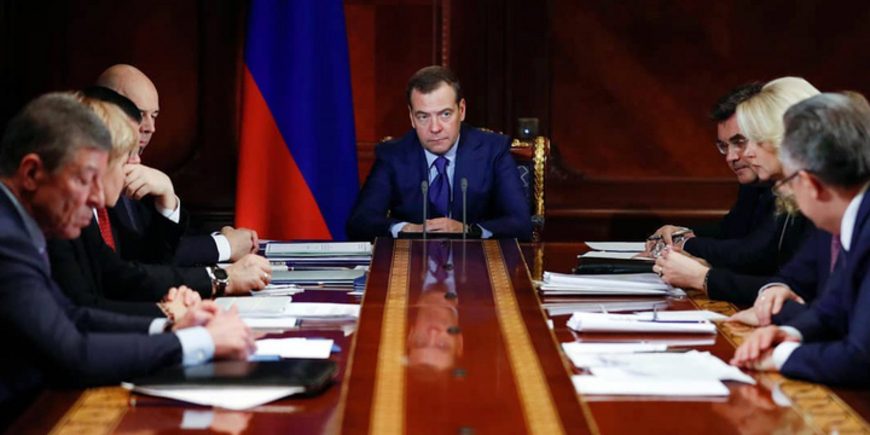 Правительство Медведева провалило нацпроекты
