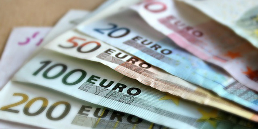 Евро заглянул за отметку 90