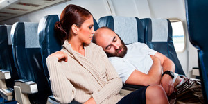 16 способов выспаться в самолете 