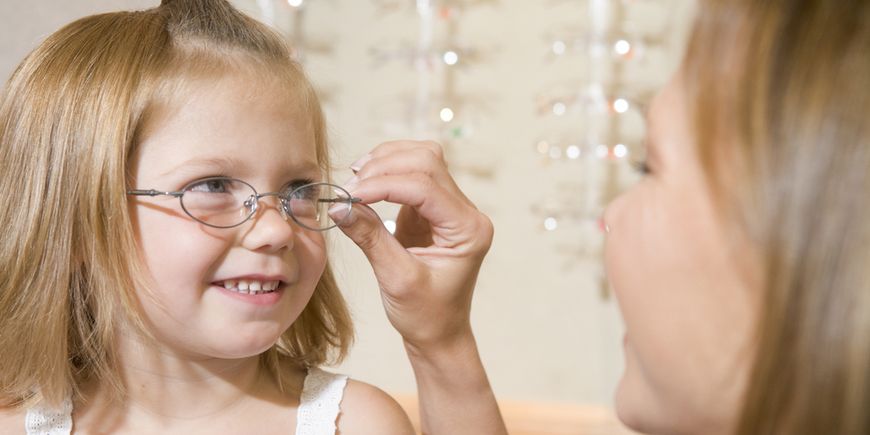 Откуда проблемы со зрением у малышей