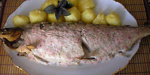 Рыба под сметанно-луковым соусом
