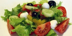Салат с овощами и моцареллой