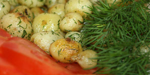 Как вкусно приготовить молодую картошку