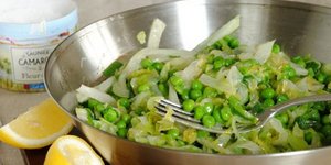 Теплый салат из горошка, латука и зеленого лука 