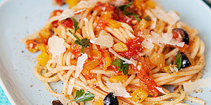 Спагетти c анчоусами и овощами