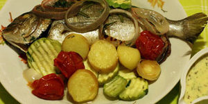 Белая рыба с овощами