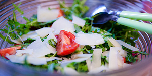 Салат из рукколы с пармезаном