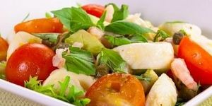 Салат с моцареллой, креветками и томатами