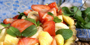 Пряный фруктовый салат в ананасе