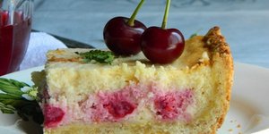 Пирог с начинкой из вишни и творога