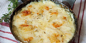 Запеченный с сыром картофель и глазированная семга