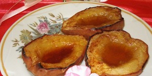 Горячий десерт из груш с мёдом и корицей