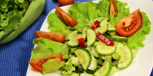 Салат из стручковой фасоли и свежих овощей