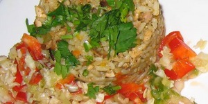 Рис с овощами и куриным соусом