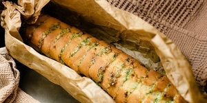 Хлеб, запеченный с зеленым маслом