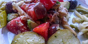Макаронный салат с авокадо и горбушей