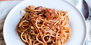 Спагетти с томатным соусом и каперсами