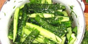Салат из огурцов, чеснока и зелени
