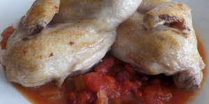 Цыплята-корнишоны с соусом из томатов и фасоли