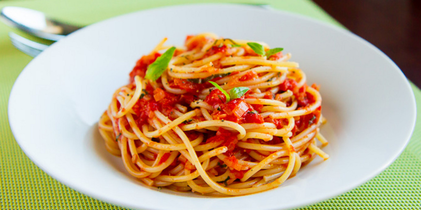 Спагетти с соусом из свежих помидоров