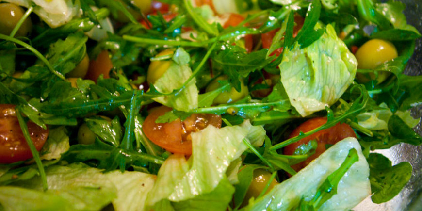 Свежий салат с оливками и помидорами черри