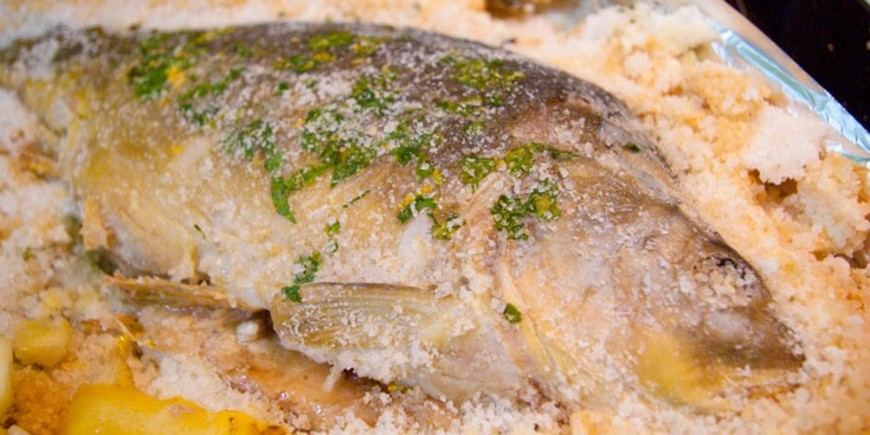 Рыба, запеченная в соли