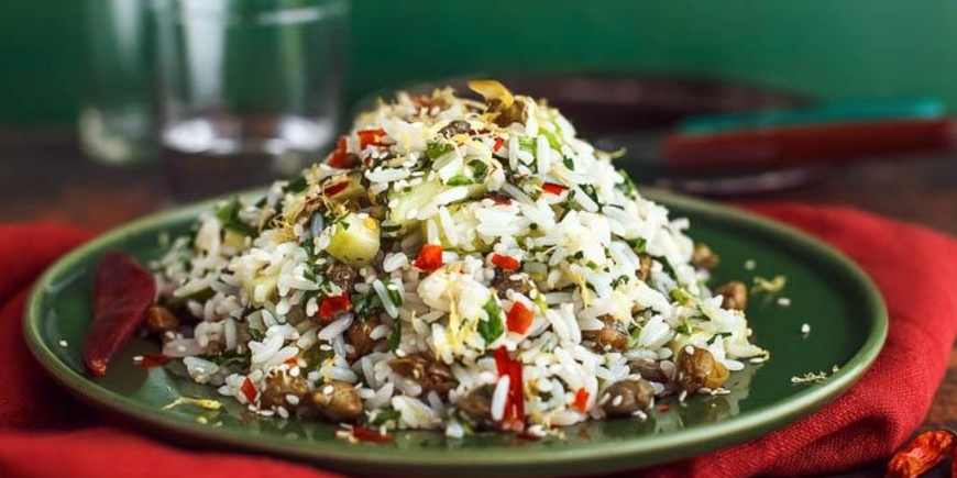 Салат из риса с зеленью и каперсами