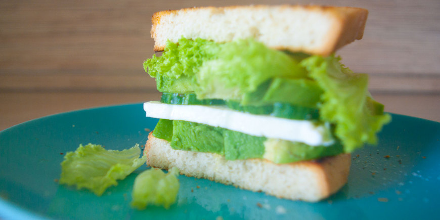 Зеленый сэндвич с сыром и авокадо