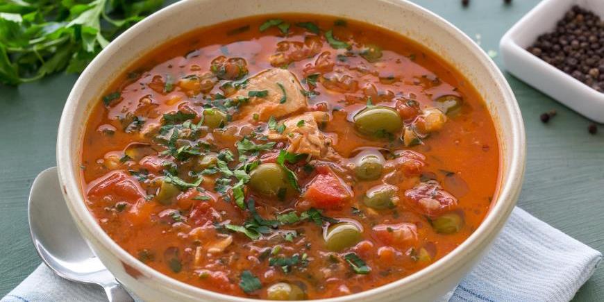 Томатный суп с горбушей и оливками