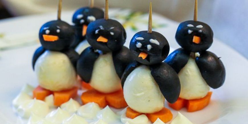 Пингвины из маслин и моцареллы