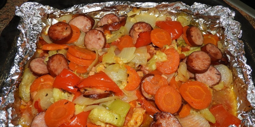 Краковская колбаса с овощами в фольге