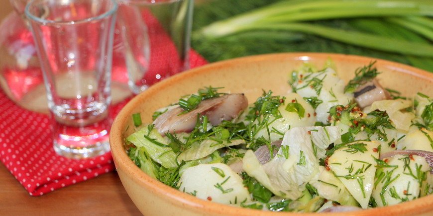 Картофельный салат с сельдью и зеленью