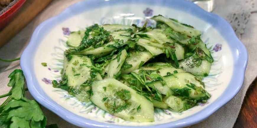 Салат из свежих огурцов с кинзой и пряностями