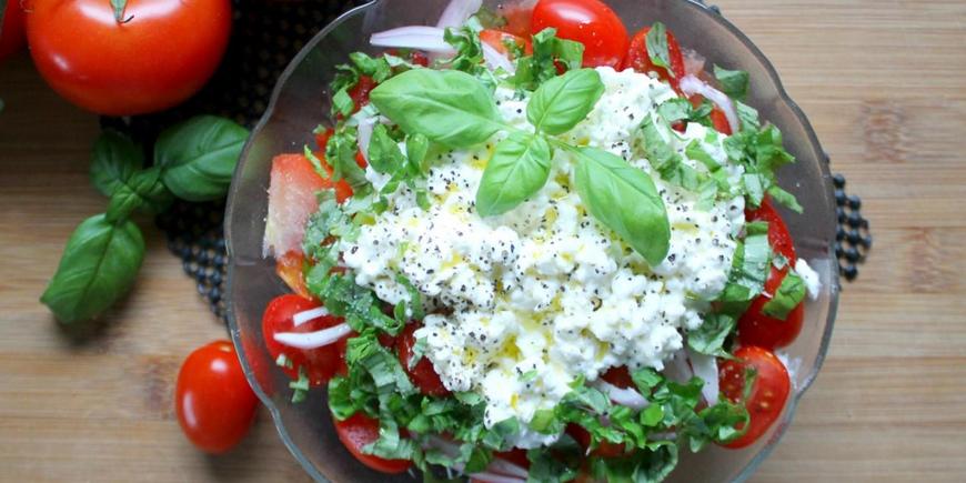 Салат с помидорами, творогом и зеленью