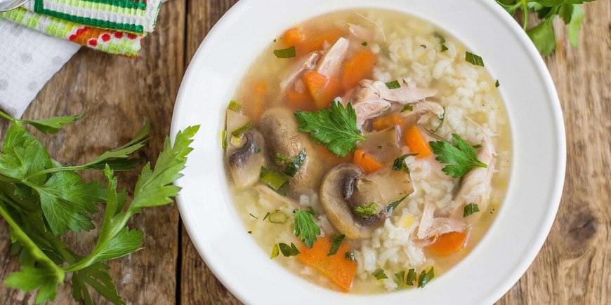 Рисовый суп с курицей и шампиньонами