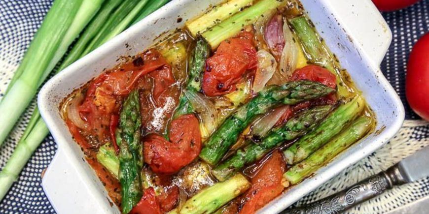 Гарнир из запеченных овощей и спаржи