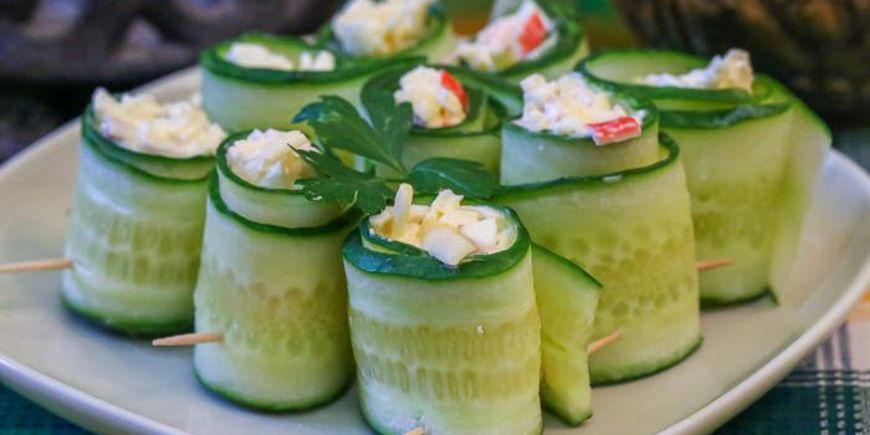 Рулетики из огурцов с крабовыми палочками