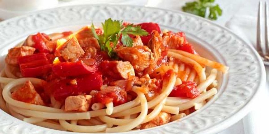 Паста с курицей под чесночно-томатным соусом