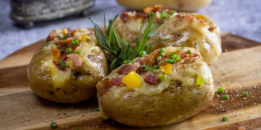 Картофель, фаршированный луком